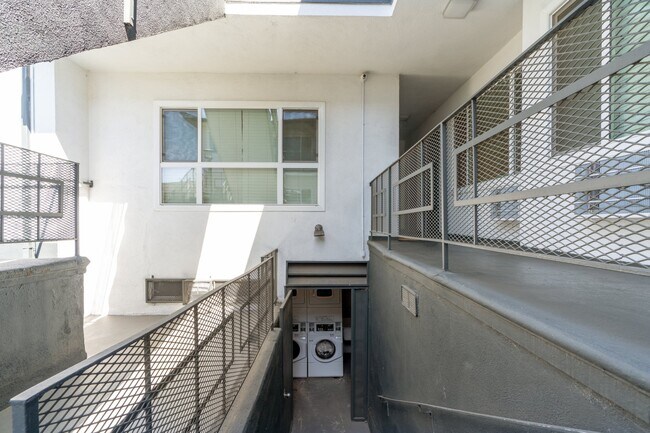 Building Photo - 3850 W 7th St
