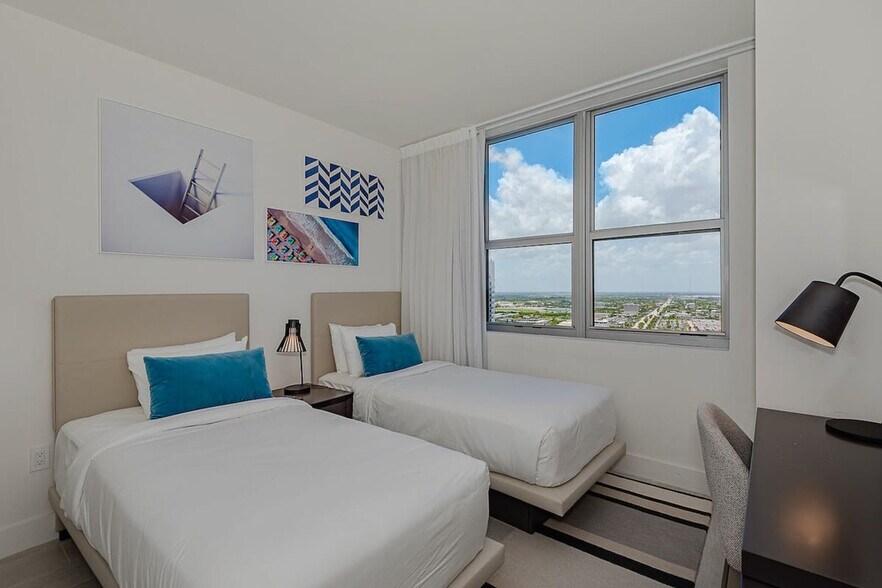Building Photo - 4010 S Ocean Dr