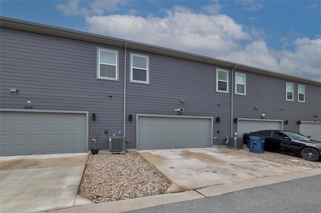 Building Photo - 207 Flowers Ave