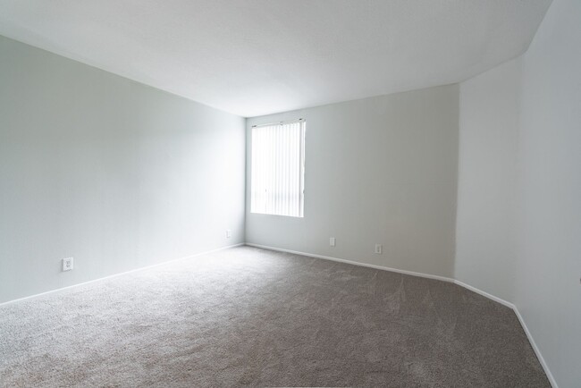 Interior Photo - 6310 Sylmar Ave