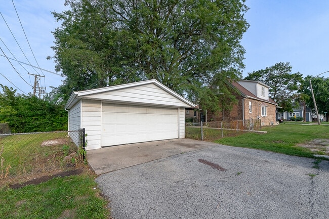 Building Photo - 29 W 33rd Pl
