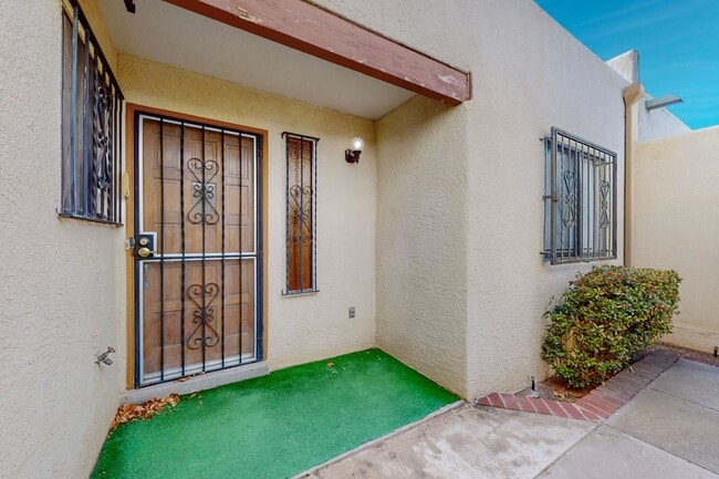 Building Photo - Tramway/Indian School TH 2/BD 2/BA 2/CG