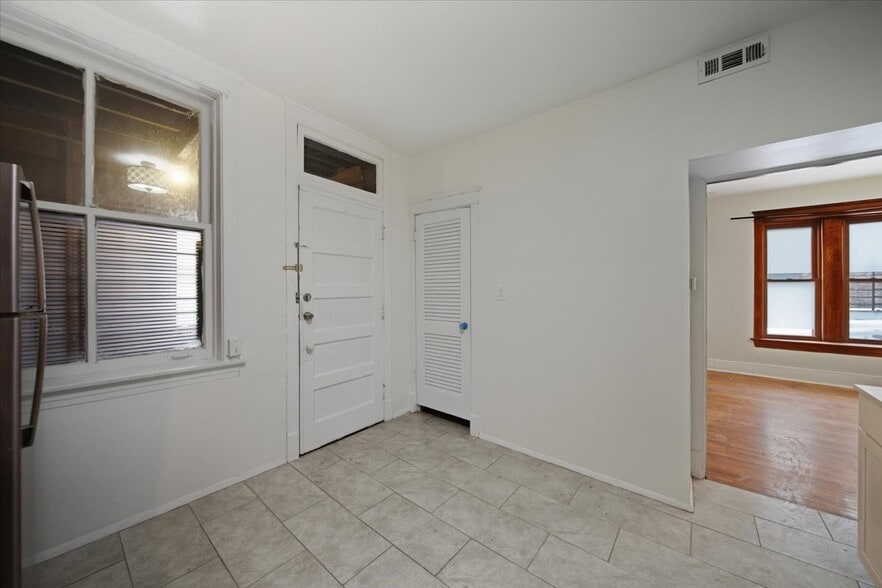 Building Photo - 4000 N Southport Ave