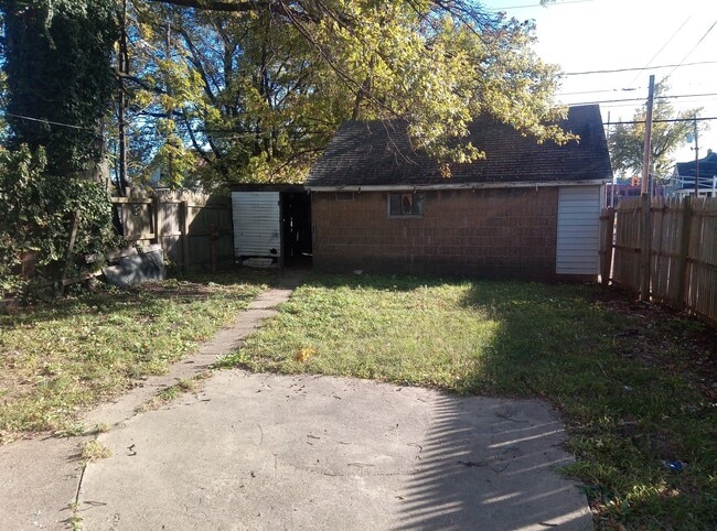 Primary Photo - Very Large Central Home