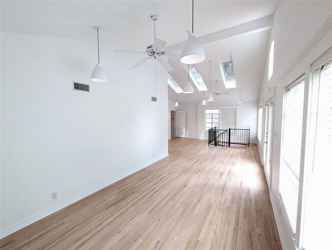 Building Photo - 1111 Reagan Terrace