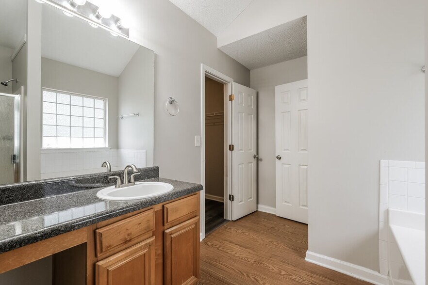 Building Photo - 3038 Summer Breeze Dr