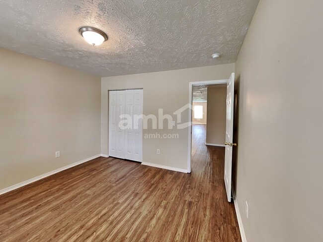 Building Photo - 2727 Sutherland Dr