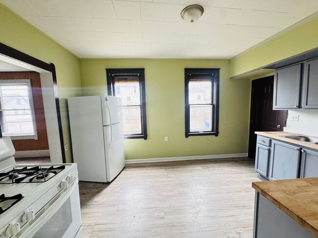 Building Photo - 3621 Sackett Ave