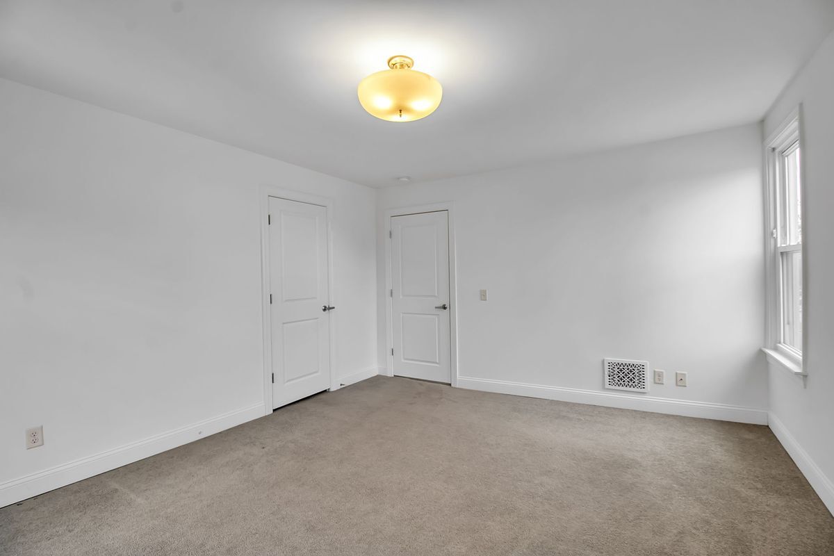 Building Photo - 5849 Broadway, 8