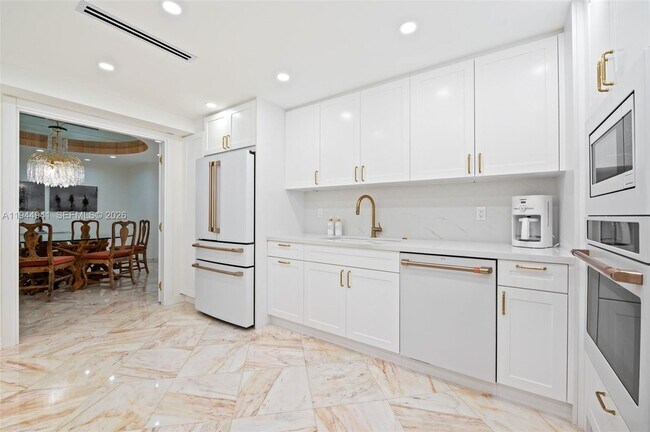 Building Photo - 10155 Collins Ave