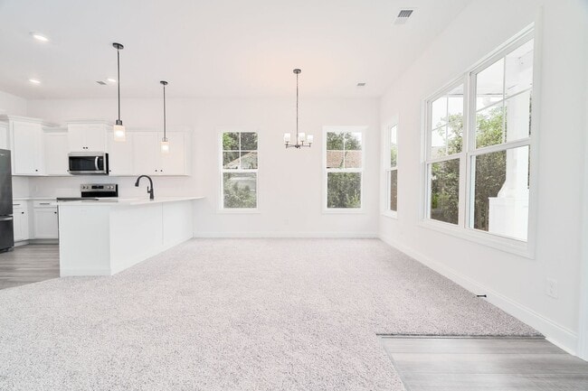 Building Photo - Modern New Build Minutes from Downtown Cha...