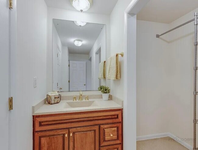 Building Photo - 317 E Valley Ln