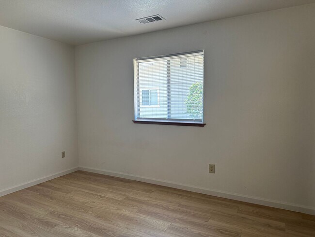 Building Photo - Well maintained home in desirable neighbor...