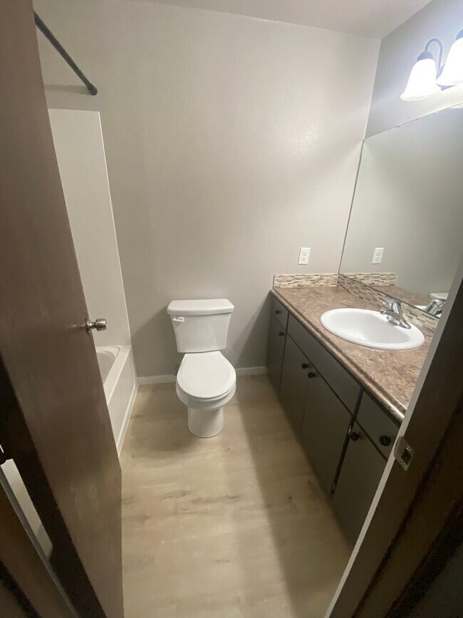 Building Photo - 3 Bed Room 1.75 Bath , New Floor Covering , New Interior Paint