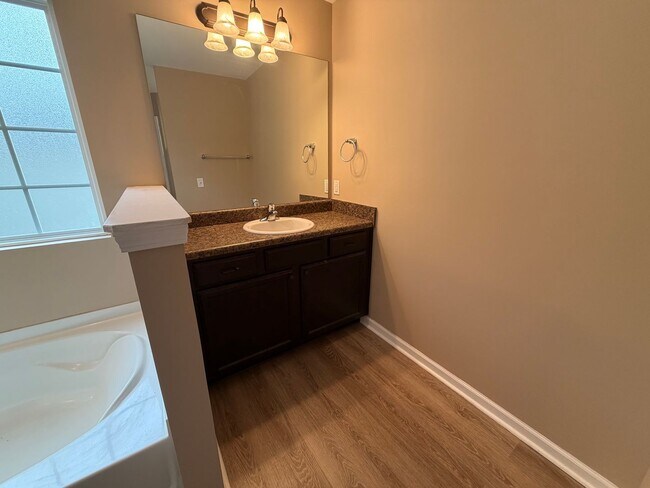 Building Photo - FOR RENT