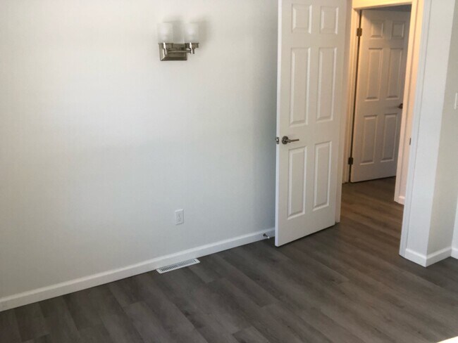 Secondary bedroom - 806 Northlawn St NE