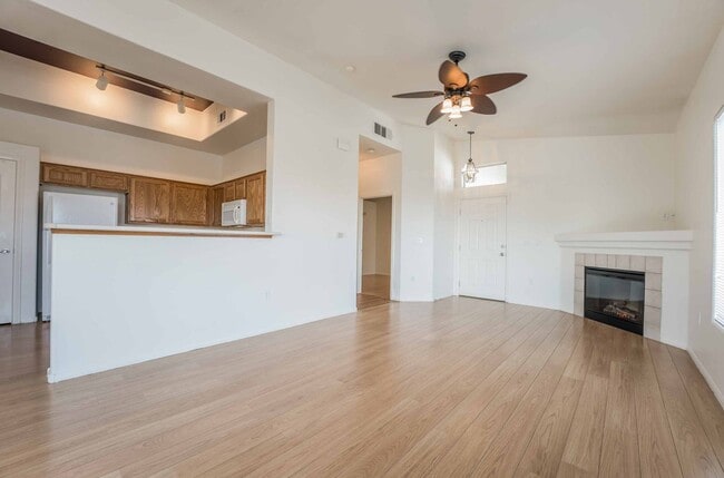 Building Photo - 2 bedroom condo in the heart of Henderson!