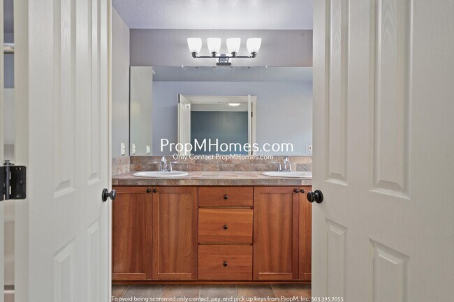 Building Photo - Cozy Two Bedroom Townhome in the Heart of ...