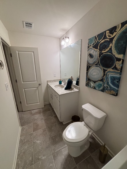 Building Photo - 2402 Fitts Dr