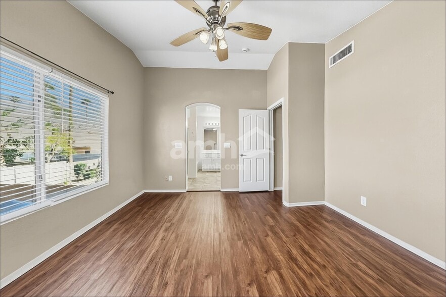 Building Photo - 907 N Albert Dr