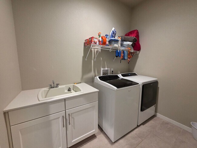 Building Photo - 5 Bed 4 Bath Home In Flying Horse North!!
