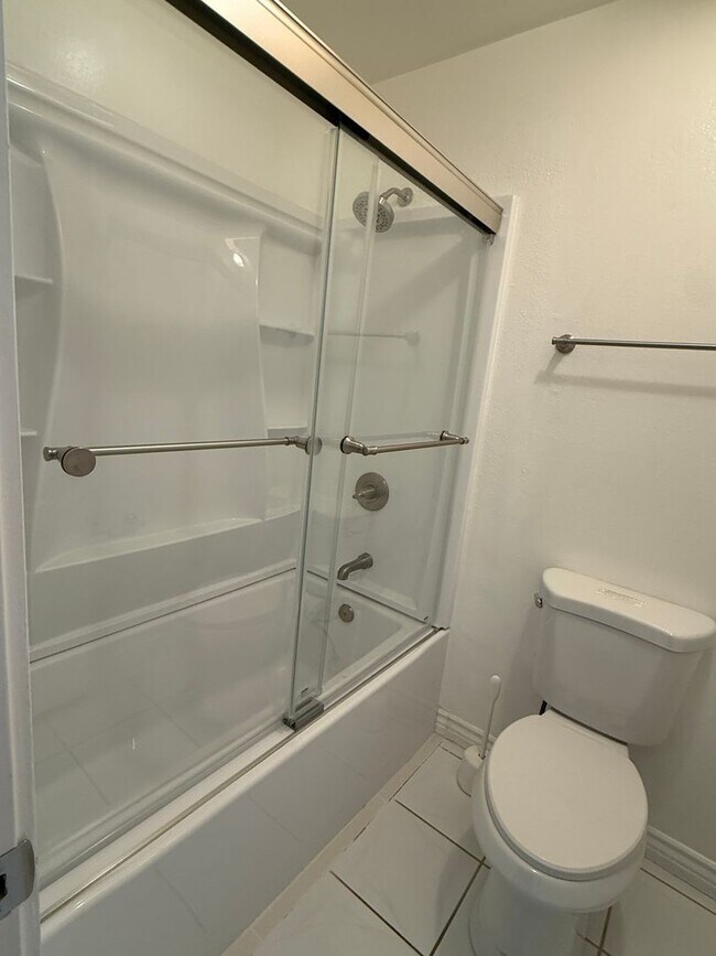 Building Photo - 4 Bedroom 2 Bathroom home available for re...