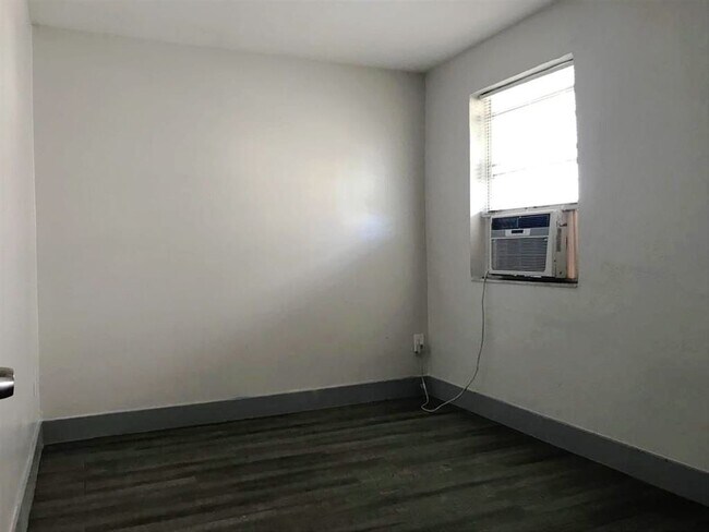 Building Photo - Ground Floor 2 Bedroom Just steps to Wynwood