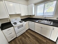 Building Photo - Updated 3 Bedroom, 1 Bath Apt in 4-Plex - ...