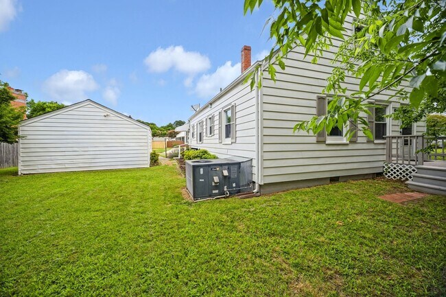 Building Photo - 539 Austin St