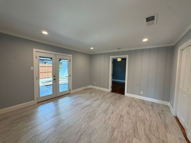 Building Photo - 2555 W Kings Hwy