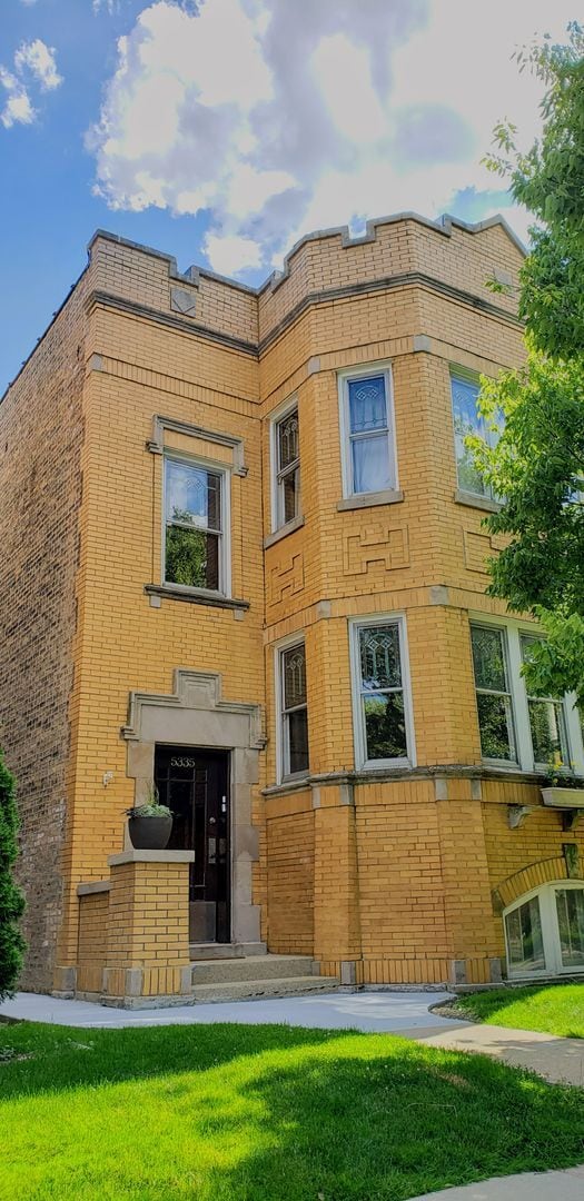 Building Photo - Historic 3 Bedroom in Portage Park