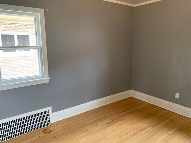 Building Photo - 4 Bedroom Single-Family House in Shorewood