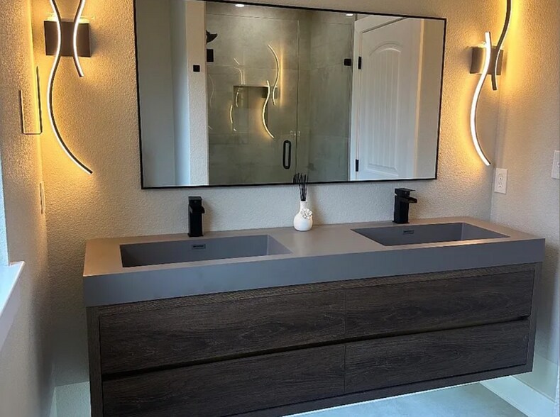 bathroom 1/3 - 118 Little John St