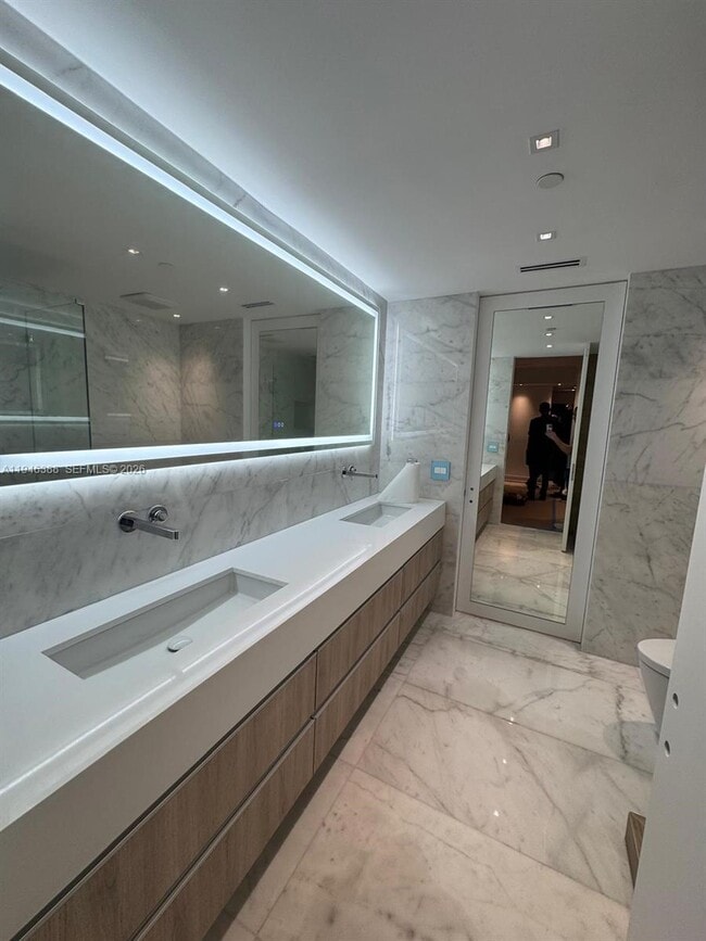 Building Photo - 1010 Brickell Ave