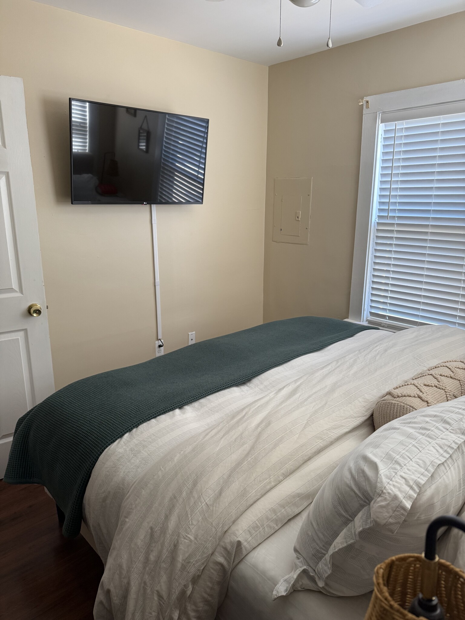 Building Photo - 124 S Beverly Dr