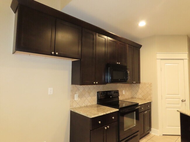 Building Photo - South Tyler! Stunning 5 Bedroom, 3.5 Bath ...