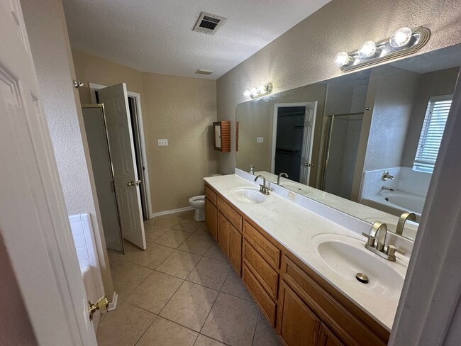 Building Photo - AVAILABLE NOW!!