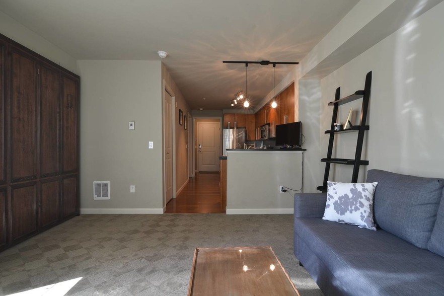 Primary Photo - 124 Bellevue Ave E