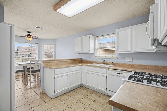 Building Photo - 454 Lost Rock Dr