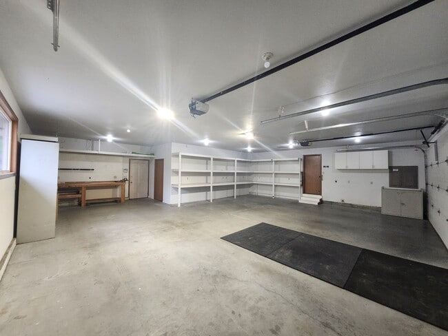 Building Photo - Beautiful Craftsman Style Rambler Must See!!