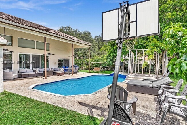 Building Photo - 3877 Bimini Ave