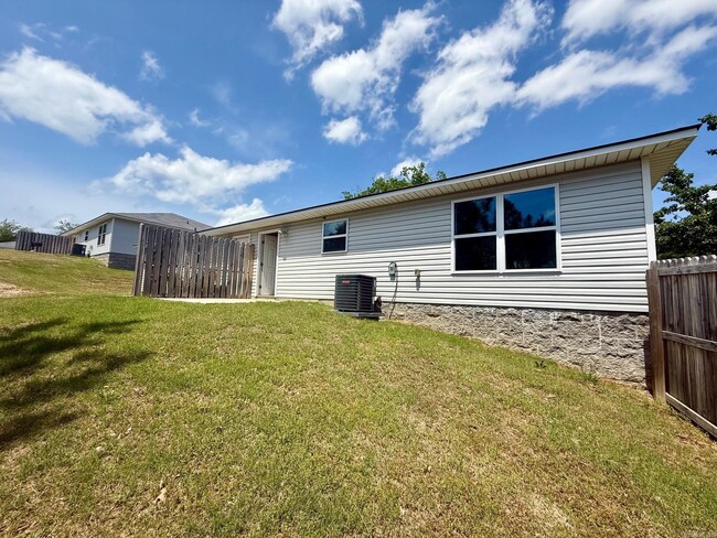 Building Photo - 180 Lakeland Dr