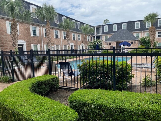 Building Photo - 351 N Post Oak Ln