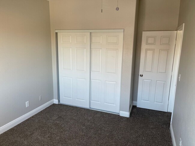 Building Photo - Spacious 2-Story Townhome in Gated Communi...