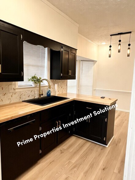 Building Photo - 4012 Amberly Rd