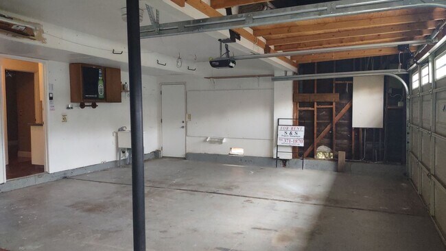 Building Photo - 1617 Oakview Dr