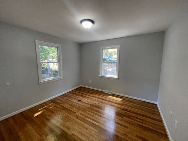 Building Photo - REMODELED & UPDATED BUNGALOW