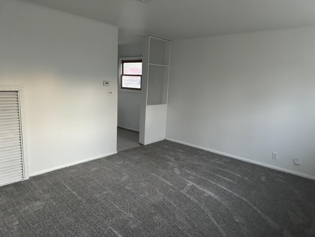 Building Photo - 1322 Roselawn Ave
