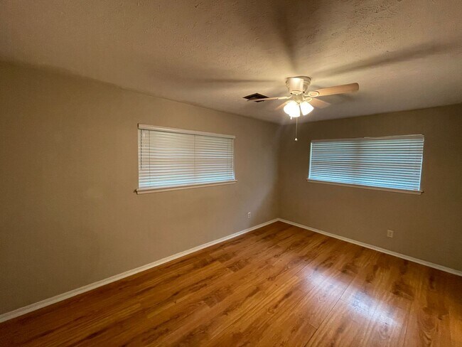 Building Photo - 4 bed 2 bath 2 car, Great Character and st...