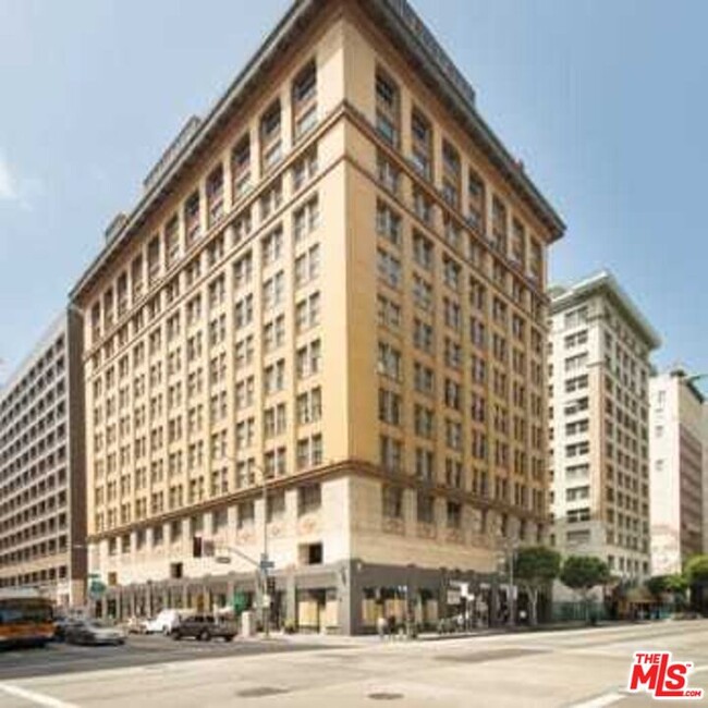 Building Photo - 215 W 7th St